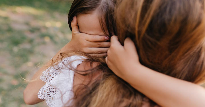 როგორ დავეხმაროთ ბავშვს, როცა ის ტირის?
